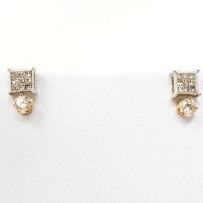 1008	

2 Pairs Of 14k Gold Earrings With Diamonds
Weighs Approx 2.1g
OC19-03339NG.1 OS09-030896.5
