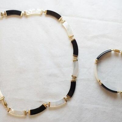 1001	MATCHING BLACK & WHITE STONED BRACELET & NECKLACE W/ 14K GOLD TRIM & LINKS. 18.10 PENNYWEIGHT OVERALL INCLUDING STONES 
