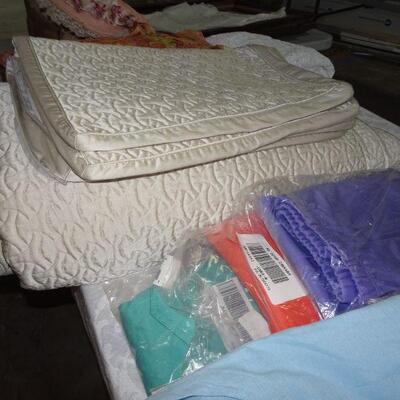 Blair clothing New, never worn, Hotel Linens, King Size Comfortor & Shams (Excellent)