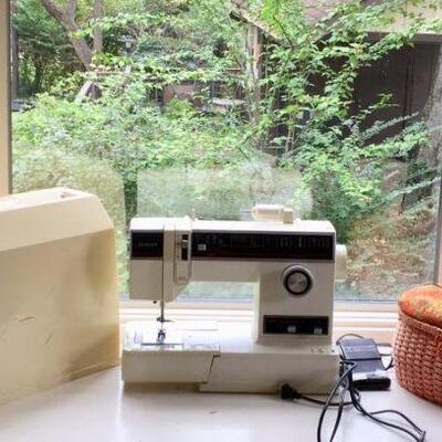 
Lot 036-K: Portable Singer Sewing Machine 
