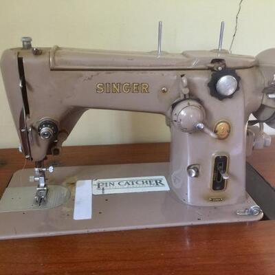 Lot 074-L: Vintage Singer Sewing Machine & Cabinet