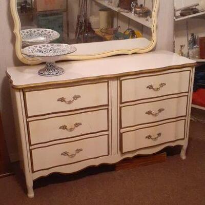 https://www.ebay.com/itm/114512827327	HYH011 French Provincial Chest of Drawers w/ Mirror Dresser Furniture		Buy-It-Now	 $250.00 
