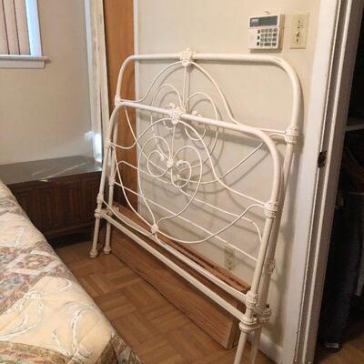 https://www.ebay.com/itm/114512828674	HYH012 Very Heavy Wrought Iron Antique Bed Pickup Only		Buy-It-Now	 $400.00 
