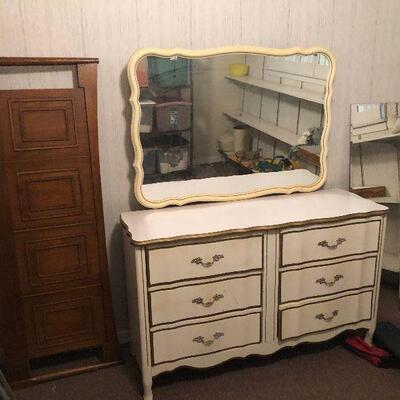 https://www.ebay.com/itm/114512827327	HYH011 French Provincial Chest of Drawers w/ Mirror Dresser Furniture		Buy-It-Now	 $250.00 
