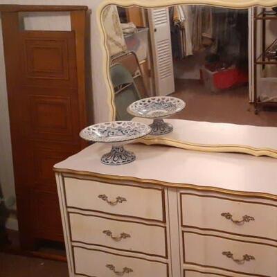 https://www.ebay.com/itm/114512827327	HYH011 French Provincial Chest of Drawers w/ Mirror Dresser Furniture		Buy-It-Now	 $250.00 
