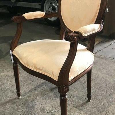 https://www.ebay.com/itm/114521045204	KG017 UPHOLSTERED VICTORIAN STYLE ARM CHAIR PEACH DAMASK PATTERN		 Auction 	 Ebay 
