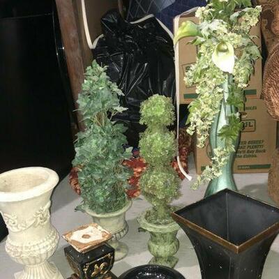 https://www.ebay.com/itm/124441306744	KG106 LOT OF 8 PLANT VASES AND STAND		 Auction 	 Ebay 
