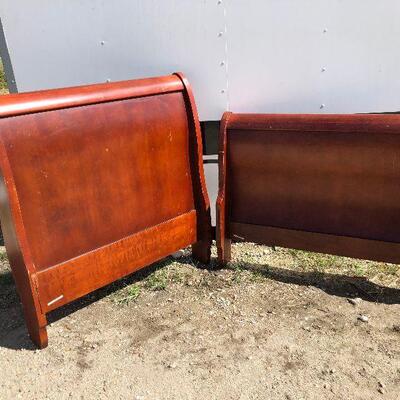 https://www.ebay.com/itm/114528608901	LAR1010 Cherry Twin Size Sleigh Bed Pickup Only		 Buy-it-Now 	 $30.00 
