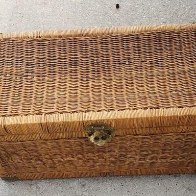 https://www.ebay.com/itm/114528608916	LAR1002: Vintage Wicker / Rattan Shipping Trunk Pickup Only		 Buy-it-Now 	 $30.00 
