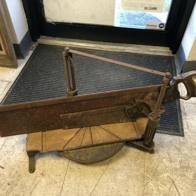 https://www.ebay.com/itm/114525290749	HY7005 Antique Stanley Mitre Box No 358 Plus 2 Saws Tool Pickup Only		Auction
