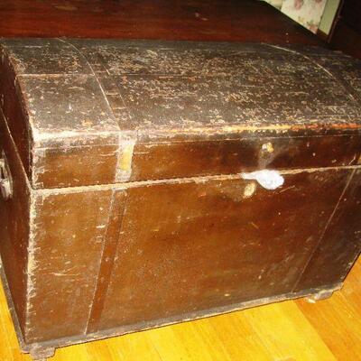 VINTAGE HUMP BACK TRUNK   BUY IT NOW $ 65.00
