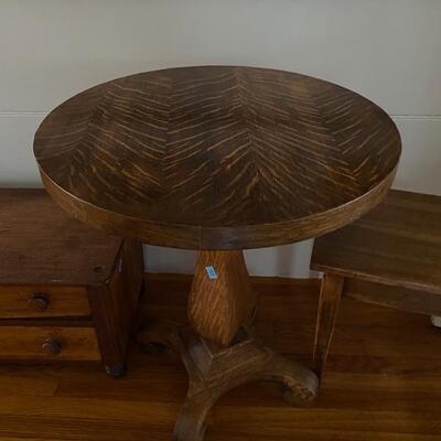 Gorgeous tiger oak pedestal table 
