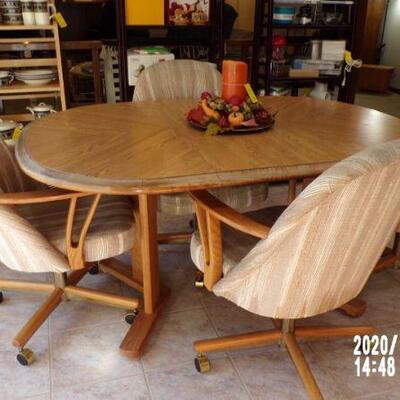 Kitchen table w/1 leaf and 4 chairs