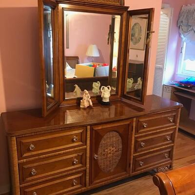Lexington The Regency Collection Henry Link dresser with mirror $450
dresser 66 X 18 X 34