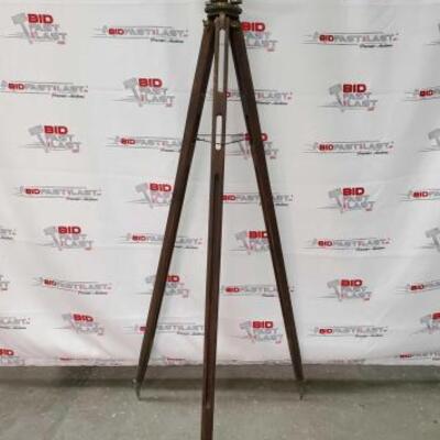 1504	
Tripod
Measures Approx 65
