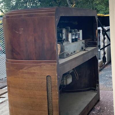 Antique tube radio