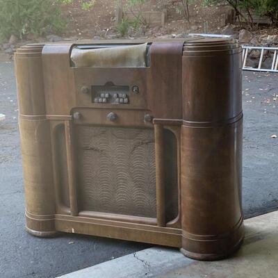 Antique tube radio