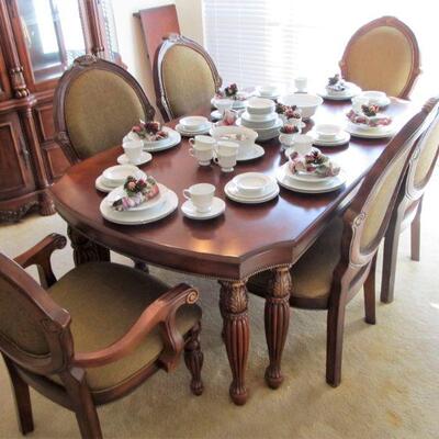 Elegant dining table with 6 chairs & a leaf.