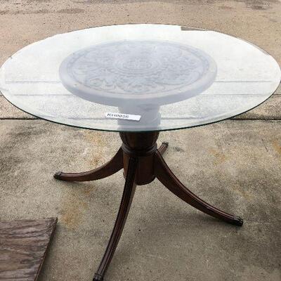 https://www.ebay.com/itm/124462712057	KG0056 Glass and Wood Pedestal Table Pickup Only		Auction
