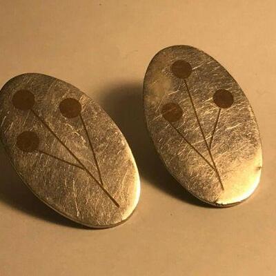 https://www.ebay.com/itm/114552713380	PR0202 MID CENTURY MODERN STYLE EARRINGS STERLING SILVER CLIP ON		 Buy-IT-Now 	 $20.00 
