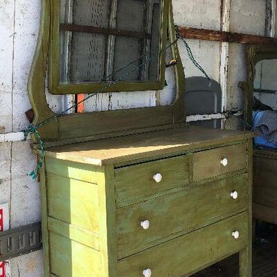 https://www.ebay.com/itm/124467026378	LAR1016 Primitive Distressed 4 Drawer Chest with Mirror Pickup Only		 OBO 	 $95.00 
