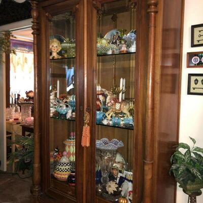 https://www.ebay.com/itm/124279265611	WL5010: Oak Glass Front Display Cabinet with Glass Shelves Local Pickup		 Buy-it-Now 	 $1,200.00 
