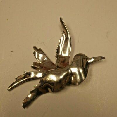 https://www.ebay.com/itm/114233999877	AB0372 USED VINTAGE 9.25 STERLING SILVER BIRD BROOCH WEIGHT 7.8 GRAMS BOX 74 A		 Buy-it-Now 	 $20.00 
