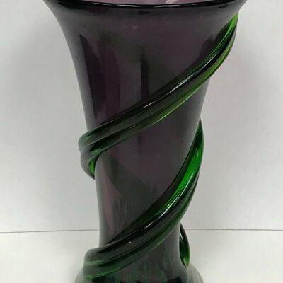 https://www.ebay.com/itm/124351405648	WL153 PURPLE AND GREEN GLASS VASE		 Buy-it-Now 	 $20.00 
