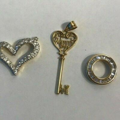 https://www.ebay.com/itm/124334445996	WL112 STERLING SILVER MIXED LOT OF 3 PENDANTS HEART, KEY, CIRCLE 		 Buy-it-Now 	 $30.00 
