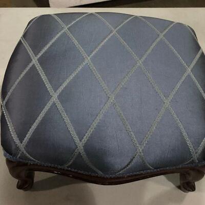 https://www.ebay.com/itm/114545296249	KG8068 Small Blue Upholstered Ottoman Foot Rest #1 Pickup Only Vintage		Auction
