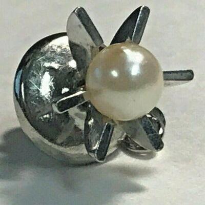 https://www.ebay.com/itm/114524744229	HY004 PEARL TIE TACK LAPEL PIN 10K WHITE GOLD, NEEDS NEW CHAIN		 Buy-IT-Now 	 $99.99 
