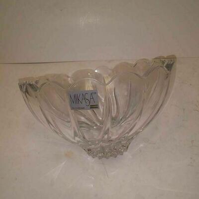 https://www.ebay.com/itm/114317813233	WL3068 USED VINTAGE MIKASA CRYSTAL GLASS BOWL. WL3 BOX 6		 Buy-it-Now 	 $10.00 

