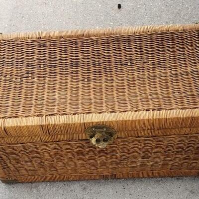 https://www.ebay.com/itm/114528608916	LAR1002: Vintage Wicker / Rattan Shipping Trunk Pickup Only		 OBO 	 $30.00 
