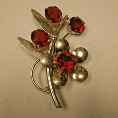 https://www.ebay.com/itm/114233999873	AB0374 USED VINTAGE 9.25 STERLING SILVER FLOWER BROOCH WITH RED GLASS W		 Buy-it-Now 	 $20.00 
