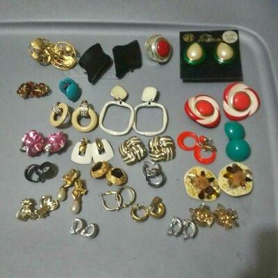 https://www.ebay.com/itm/124187004933	RX5122004 COSTUME JEWELRY LOT OF NECKLACES $20.00 RX BOX 4 RX5122004		 Buy-it-Now 	 $20.00 
