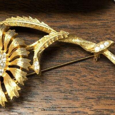 https://www.ebay.com/itm/114314491047	WL3009 USED VINTAGE GOLD TONE 1962 KNIGHTS OF BABYLON KREWE FAVOR PIN FLOWER W		 Buy-it-Now 	 $80.00 

