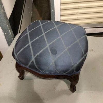 https://www.ebay.com/itm/124461375799	KG8069 Small Blue Upholstered Ottoman Foot Rest #2 Pickup Only Vintage		Auction
