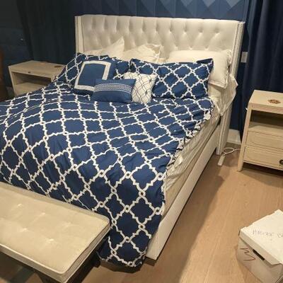 2014	

4 Piece Haven Home Bedroom Set With Bedding
Bed 83”x84” Bench 51”x18”x17” Nightstands 31”x17”x31