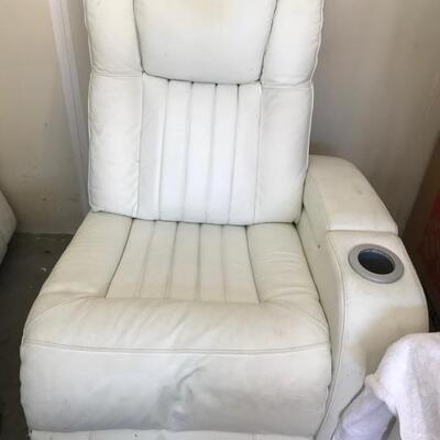 3 seat sectional $395
This is one of the chairs of the 3 seat sectional