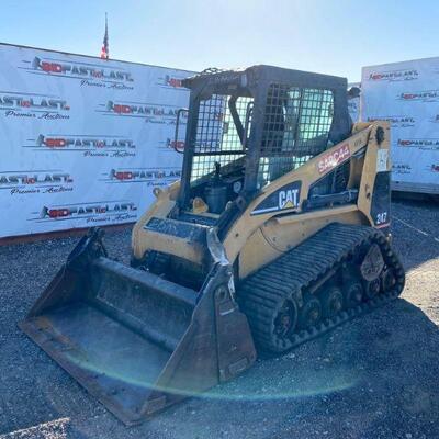 #300 â€¢ CAT 247 Skid Steer With Multipurpose Bucket. Product Identification No: CAT00247KCML00783 1 Key Total Hours: 2977 Starts But Has...