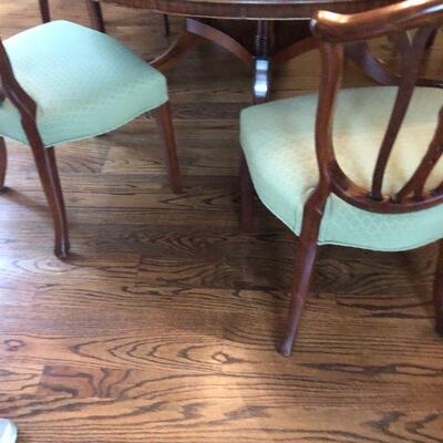 Vintage Mahogany dining Room Table w/ 6 chairs