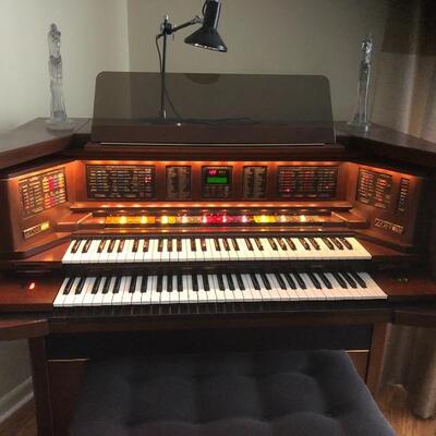 Lowrey deluxe organ model MX-2 Mint condition