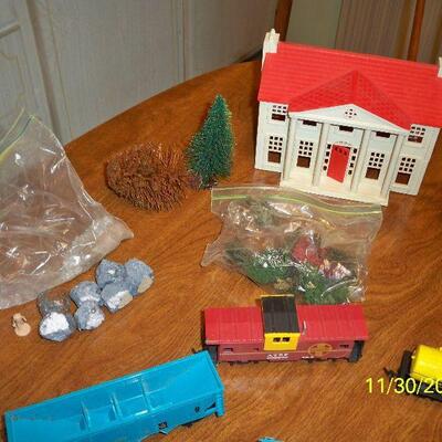 Vintage Bachmann HO Train set - Cars , houses and accessories.