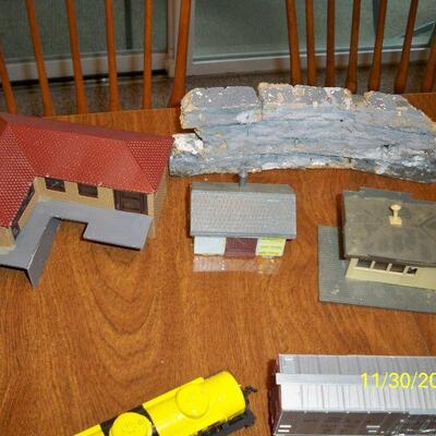 More pieces of the Vintage Bachmann HO Train set.