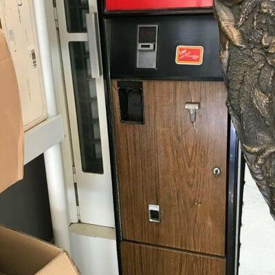 https://www.ebay.com/itm/114561552402	FL0001 VINTAGE COKE MACHINE MODEL #CSS-8-64J Pickup Only	999.99	OBO
