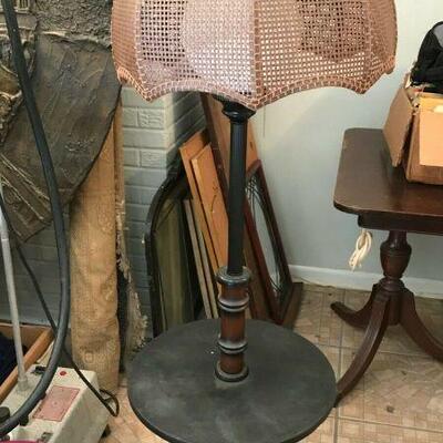 https://www.ebay.com/itm/124474048338	FL0012 VINTAGE RATTAN LAMP NIGHT STAND Pickup Only		 Buy-it-Now 	 $45.00 
