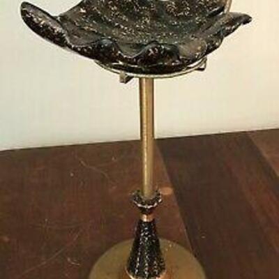 https://www.ebay.com/itm/124474044410	FL0010 MCM CERAMIC AND BRASS ASHTRAY STAND W/ EXTRA ASHTRAYS Pickup Only		 Buy-it-Now 	 $125.00 
