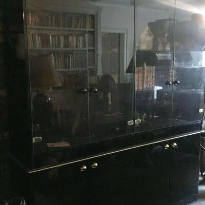 https://www.ebay.com/itm/124474088739	FL0020 VINTAGE BLACK AND GOLD Display Cabinet W/ GLASS DOORS Pickup Only		 Buy-it-Now 	 $149.99 
