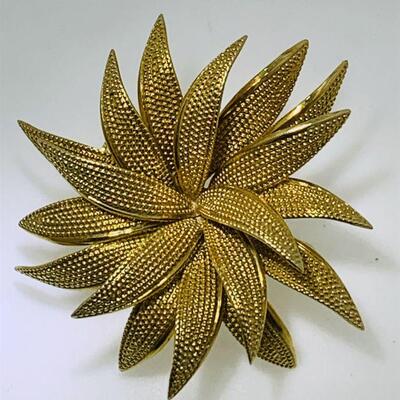 14kt gold flower/sunburst design brooch. The brooch measures approx. 1.45