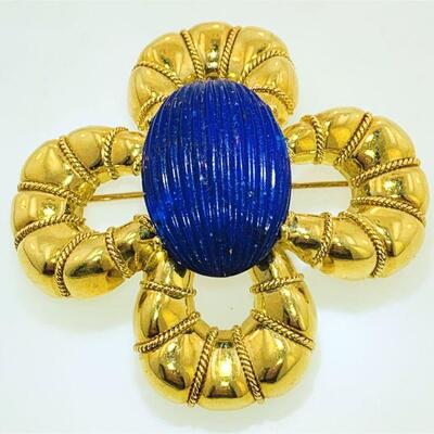 Large 18kt gold lapis fashion brooch/pendant. The brooch measures approx. 54.25 x 54.60mm (2.13